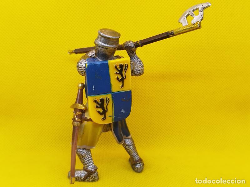 Figuras de goma y PVC: Schleich caballero medieval con hacha REF 70003 - Foto 4