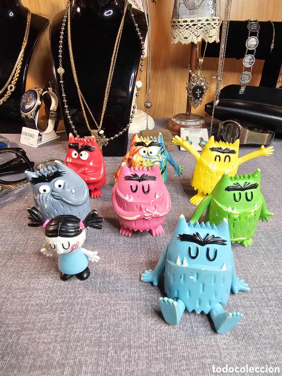 Figuras de goma y PVC: 8 Figuras Monstruos Colores Comansi - Foto 1
