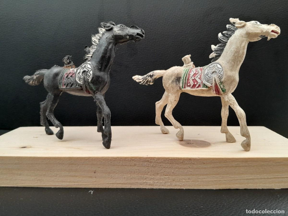 Figuras de goma y PVC: PAR DE CABALLOS INDIOS COMANSI A&Ntilde;OS 60-70. - Foto 2