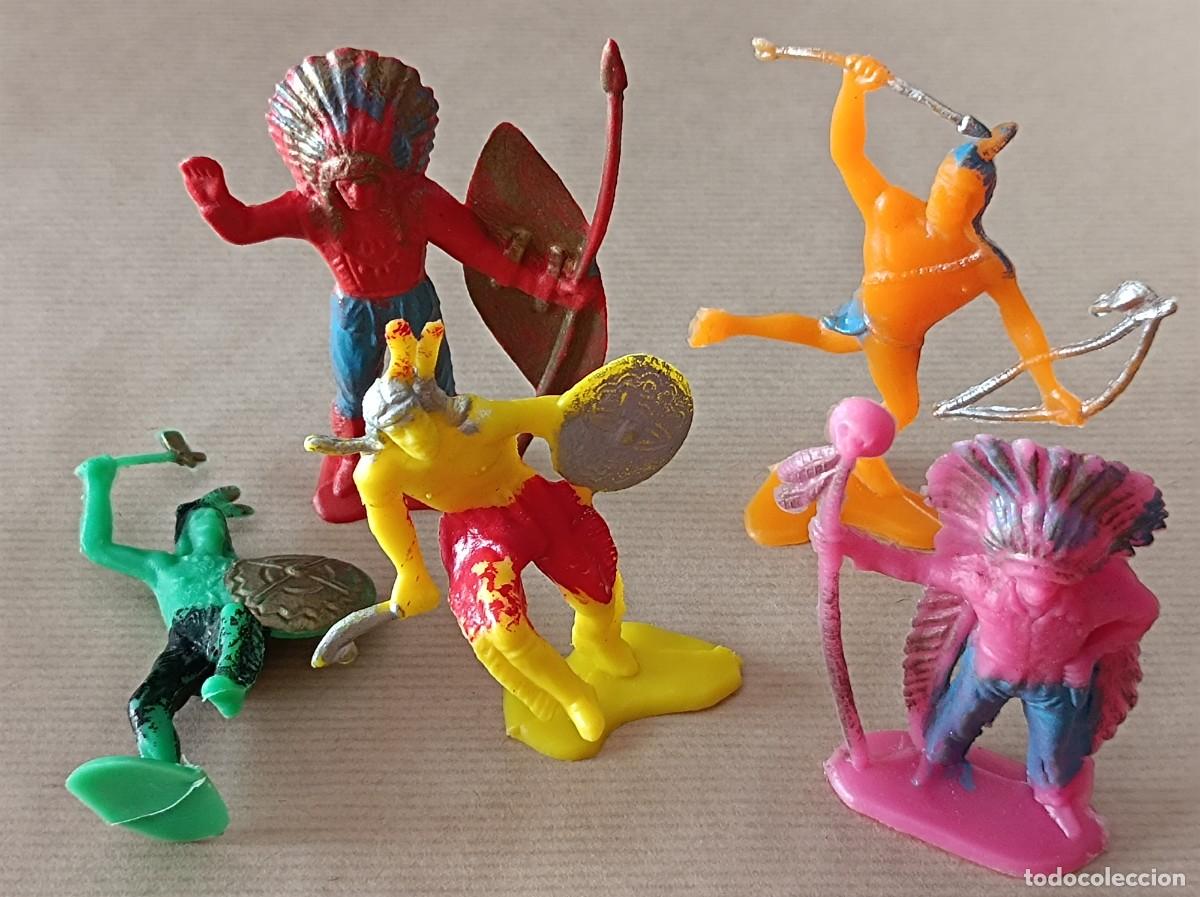 Figuras de goma y PVC: LOTE DE INDIOS DE PL&Aacute;STICO FABRICANTES OLIVER COMANSI - Foto 1