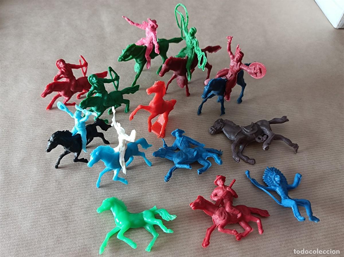 Figuras de goma y PVC: LOTE DE INDIOS Y VAQUEROS DE PEQUE&Ntilde;O TAMA&Ntilde;O - Foto 1