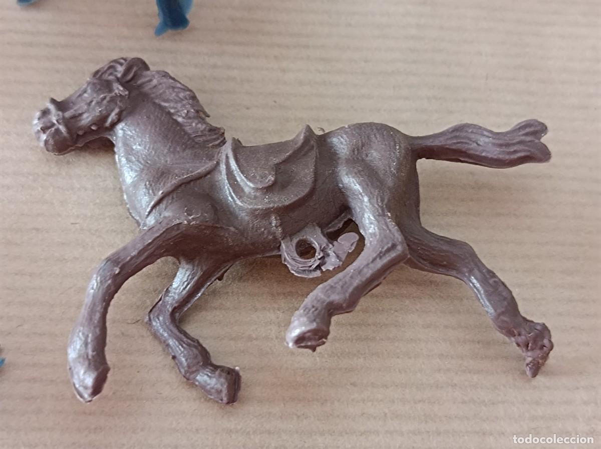 Figuras de goma y PVC: LOTE DE INDIOS Y VAQUEROS DE PEQUE&Ntilde;O TAMA&Ntilde;O - Foto 2