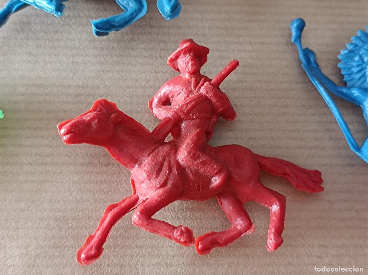 Figuras de goma y PVC: LOTE DE INDIOS Y VAQUEROS DE PEQUE&Ntilde;O TAMA&Ntilde;O - Foto 4