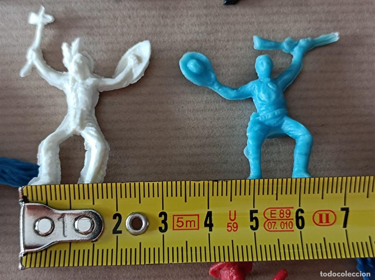 Figuras de goma y PVC: LOTE DE INDIOS Y VAQUEROS DE PEQUE&Ntilde;O TAMA&Ntilde;O - Foto 11