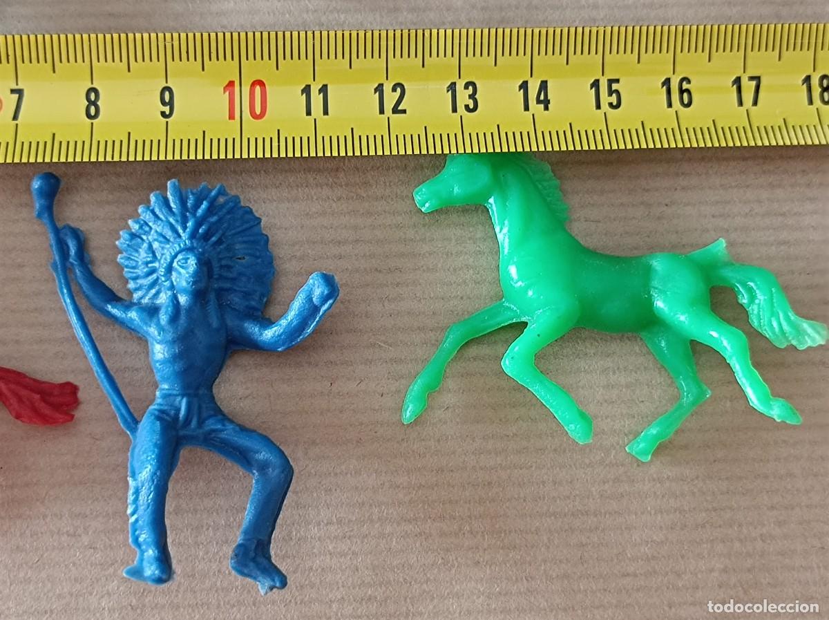 Figuras de goma y PVC: LOTE DE INDIOS Y VAQUEROS DE PEQUE&Ntilde;O TAMA&Ntilde;O - Foto 12