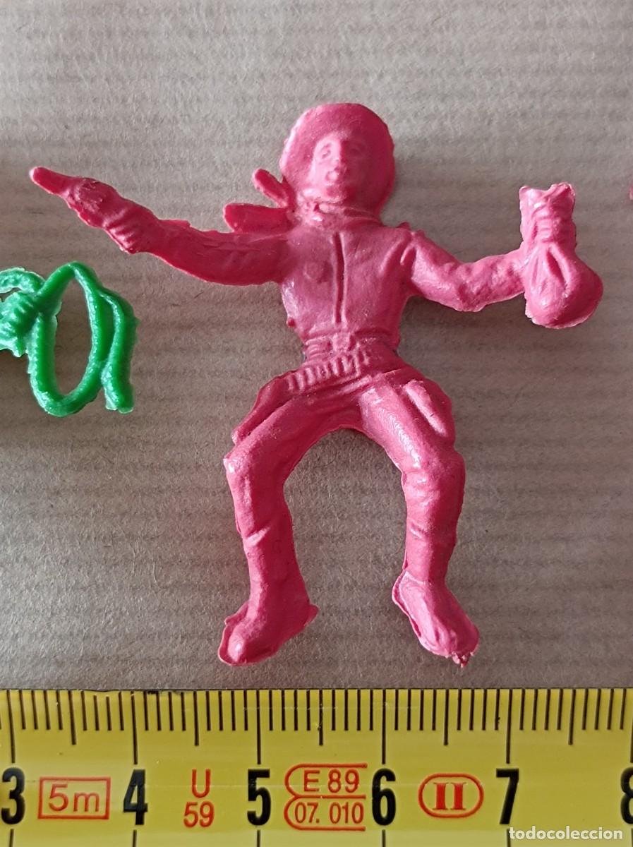 Figuras de goma y PVC: LOTE DE INDIOS Y VAQUEROS DE PEQUE&Ntilde;O TAMA&Ntilde;O - Foto 15