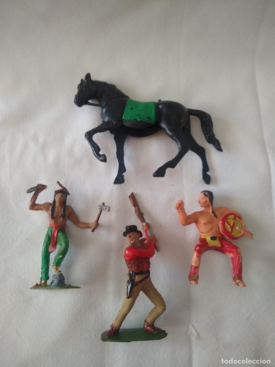 Figuras de goma y PVC: Vaquero, dos indios y caballo - Foto 1