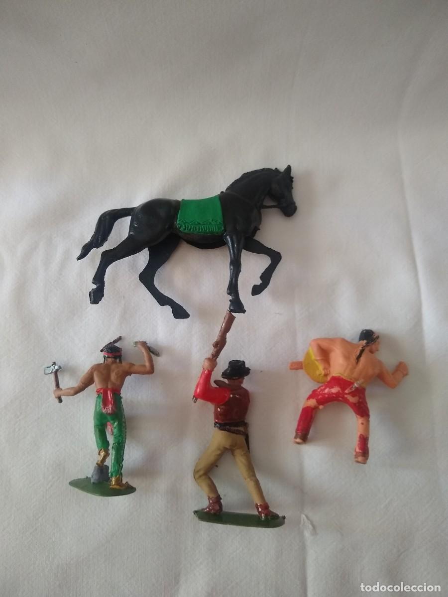 Figuras de goma y PVC: Vaquero, dos indios y caballo - Foto 2