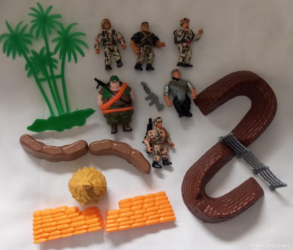Figuras de goma y PVC: Lote de 5 soldados y algunos complementos. - Foto 1