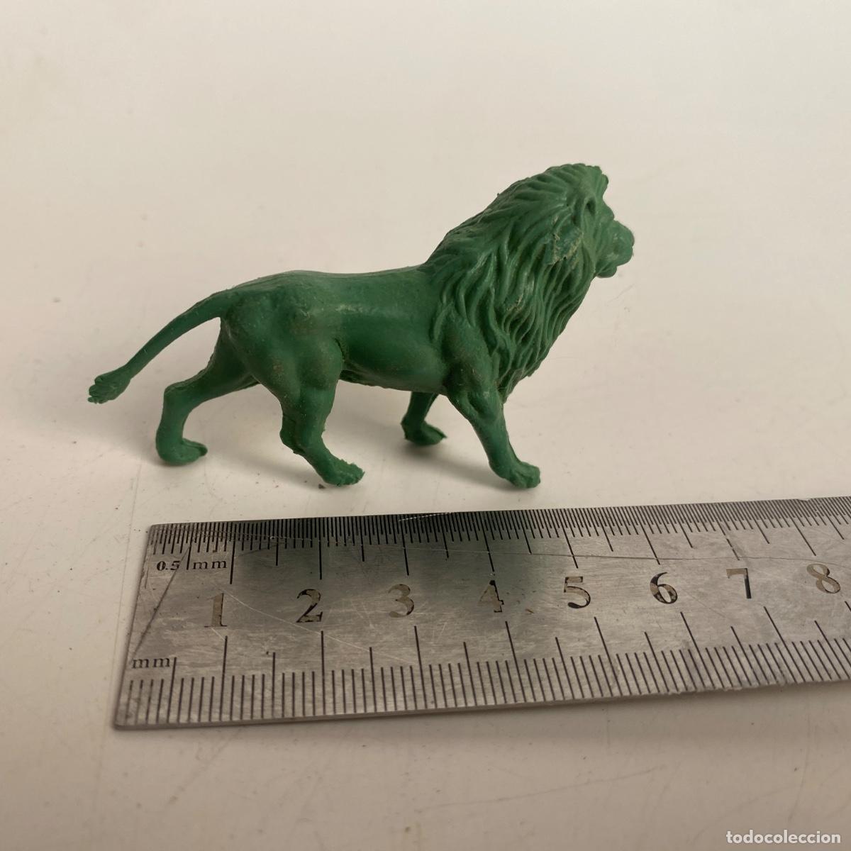Figuras de goma y PVC: Figura mu&ntilde;eco promocional tipo Detergente Persan leon verde