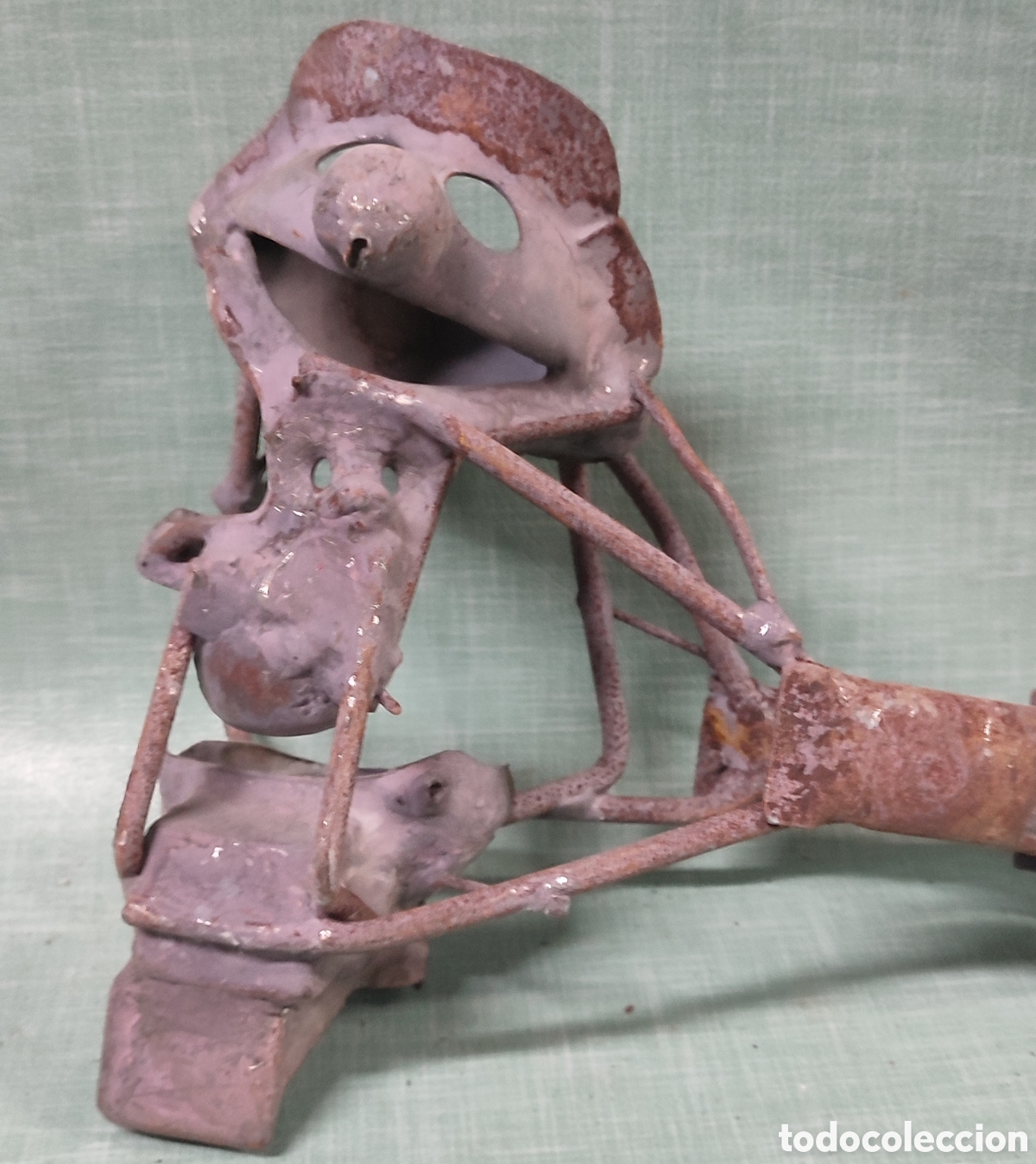 Figuras de Goma y PVC: Rareza. Jugasa, Espectacular Trepa de Epi, Barrio S&eacute;samo. Hierro y cobre. Pieza &uacute;nica