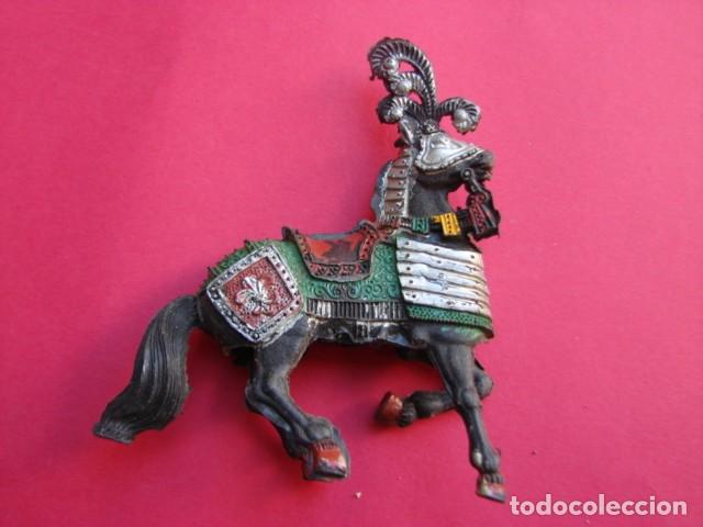 Figuras de goma y PVC: CABALLO MEDIEVAL CON ESCUDO FLOR DE LIS - Foto 1