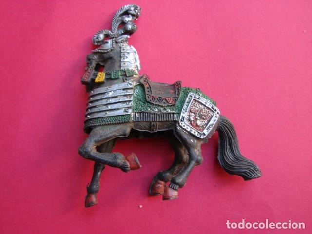 Figuras de goma y PVC: CABALLO MEDIEVAL CON ESCUDO FLOR DE LIS - Foto 2