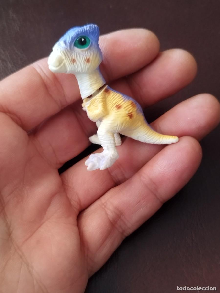 Figuras de Goma y PVC: Figura de un peque&ntilde;o dinosaurio de juguete, con el cuello articulado.