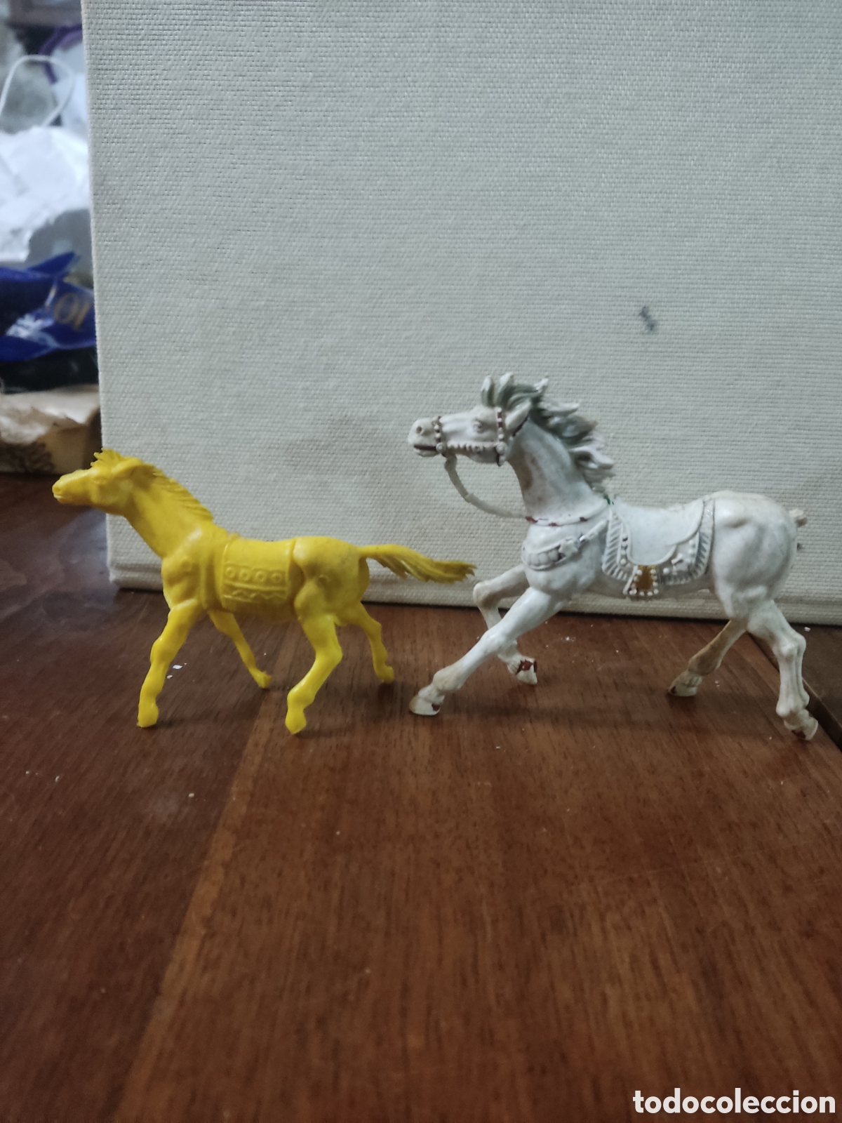 Figuras de goma y PVC: Dos caballos,indio y vaquero - Foto 4