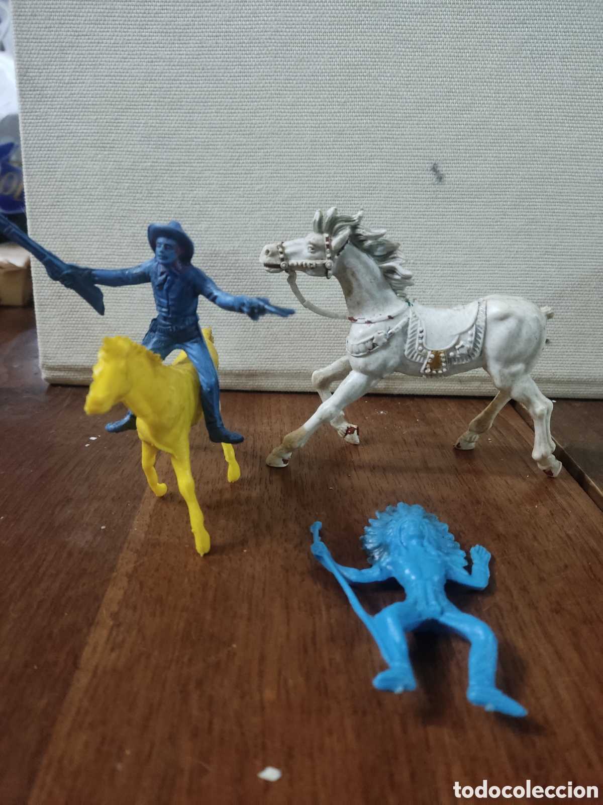Figuras de goma y PVC: Dos caballos,indio y vaquero - Foto 1
