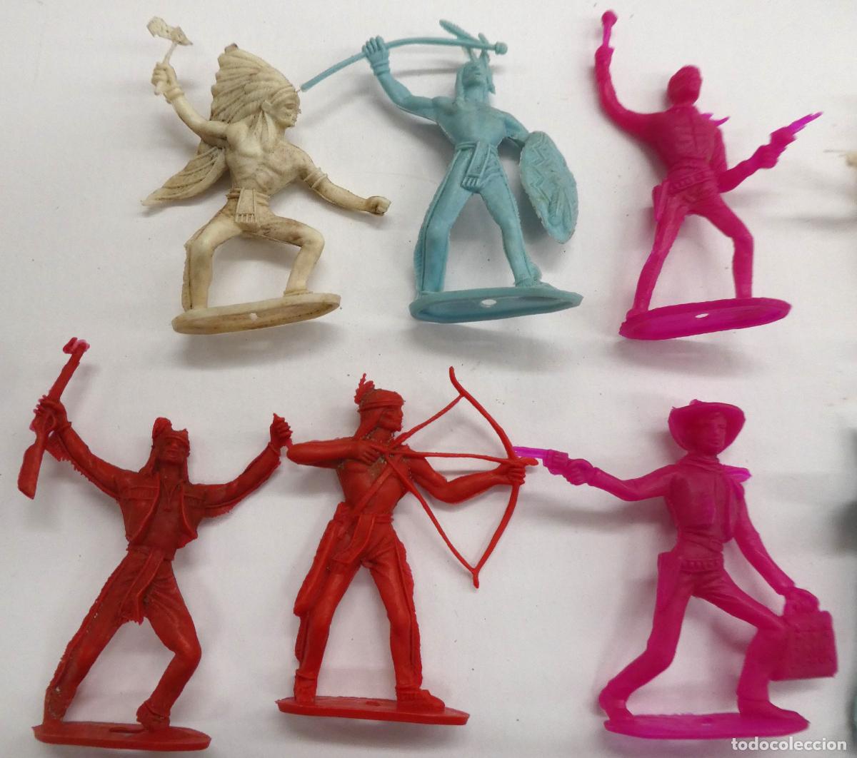 Figuras de goma y PVC: Lote de 12 Indios y Vaqueros de la marca Comansi variados - Foto 2