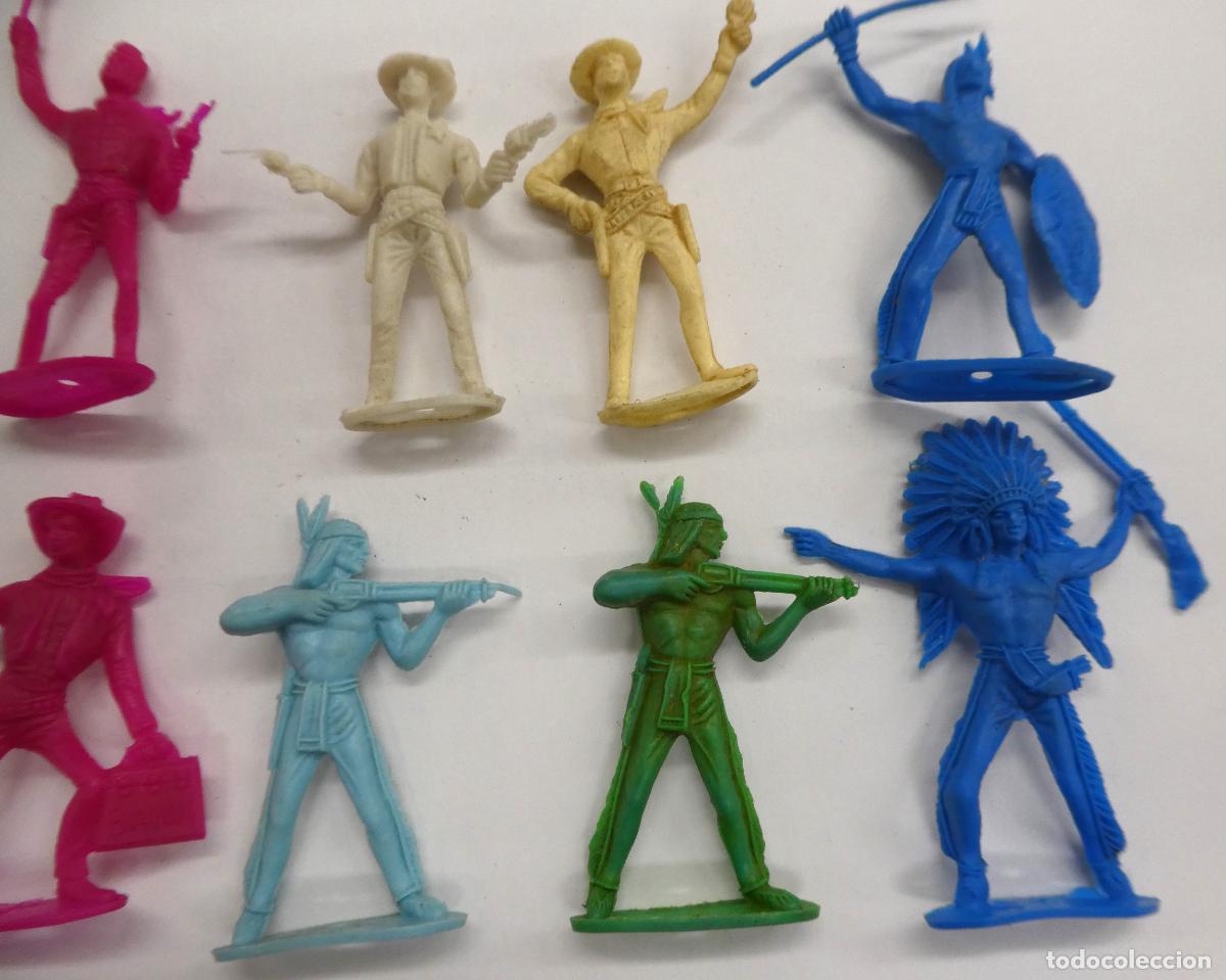 Figuras de goma y PVC: Lote de 12 Indios y Vaqueros de la marca Comansi variados - Foto 3