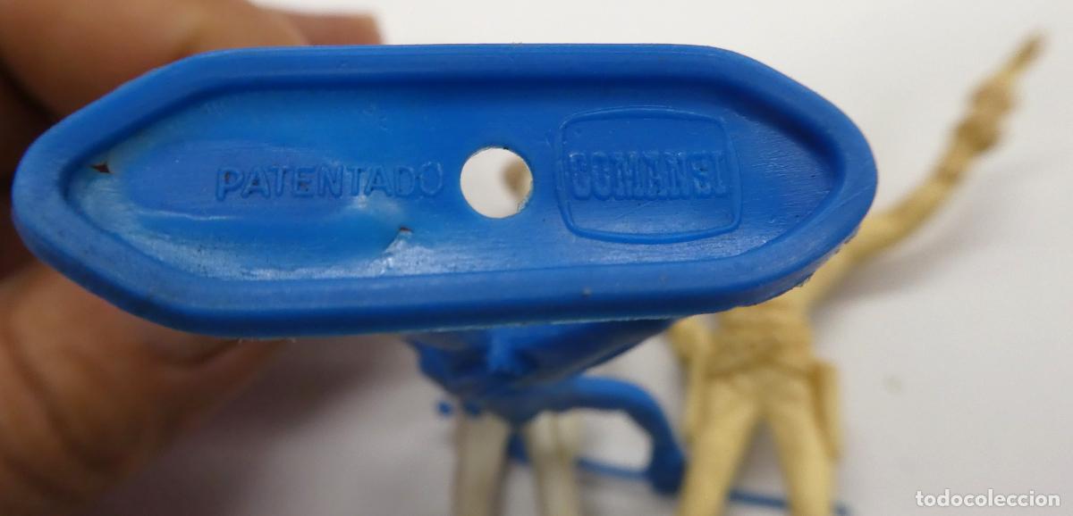 Figuras de goma y PVC: Lote de 12 Indios y Vaqueros de la marca Comansi variados - Foto 4