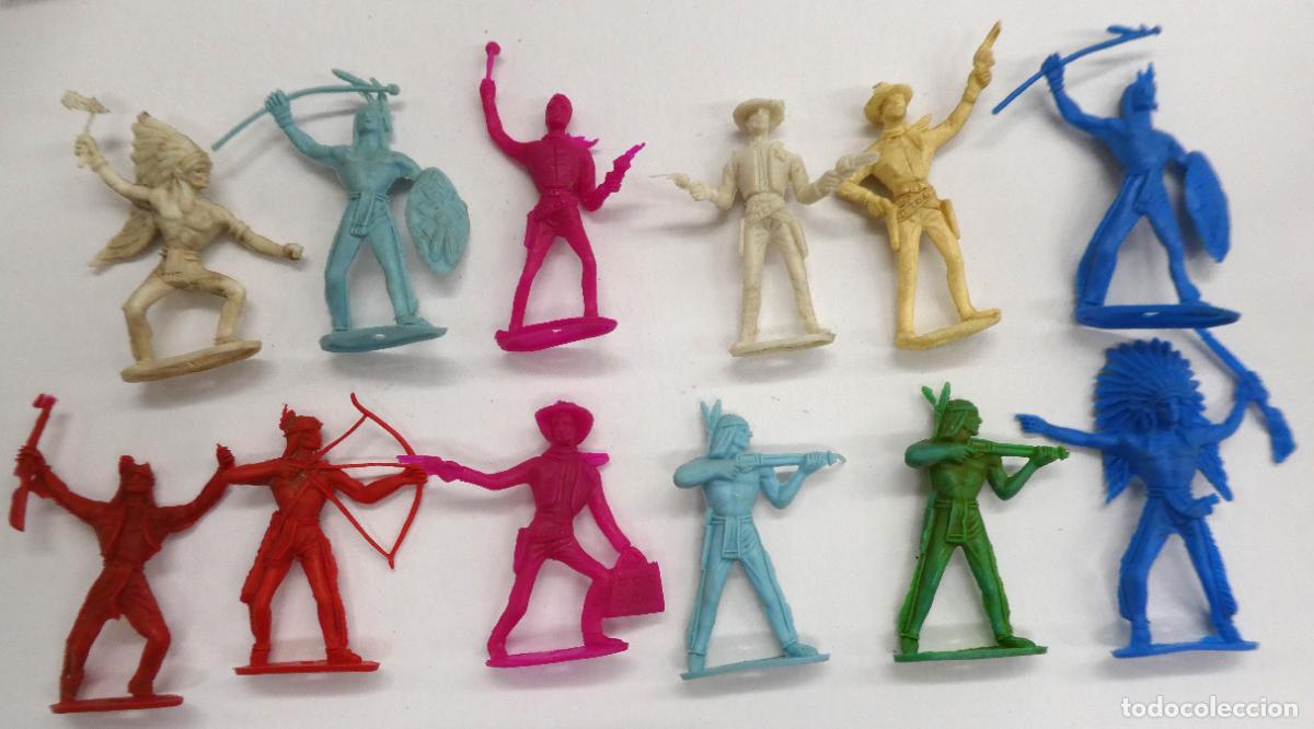 Figuras de goma y PVC: Lote de 12 Indios y Vaqueros de la marca Comansi variados - Foto 1
