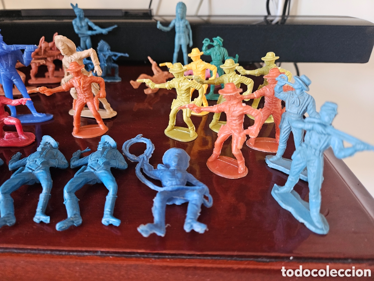 Figuras de goma y PVC: Pack de 28 figuras antiguas vaqueros indios - Foto 2