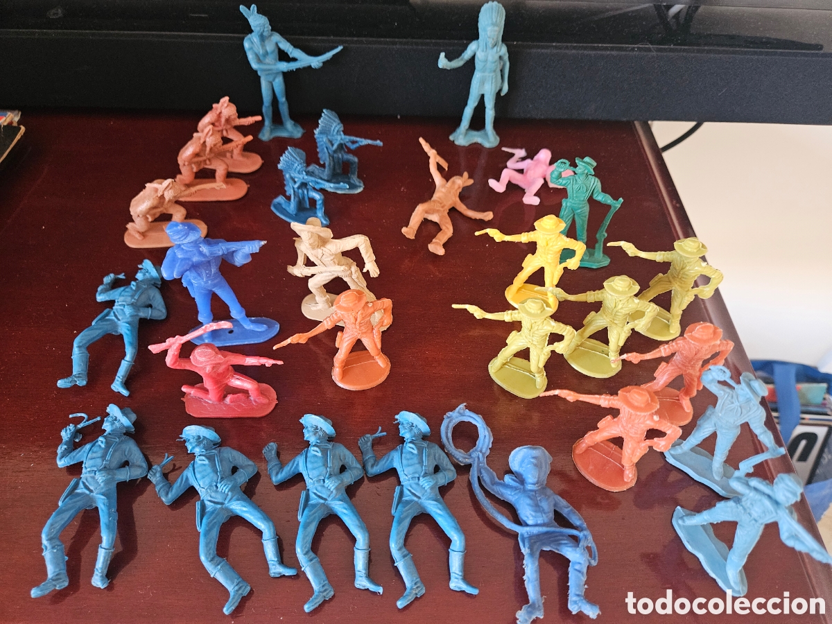 Figuras de goma y PVC: Pack de 28 figuras antiguas vaqueros indios - Foto 1