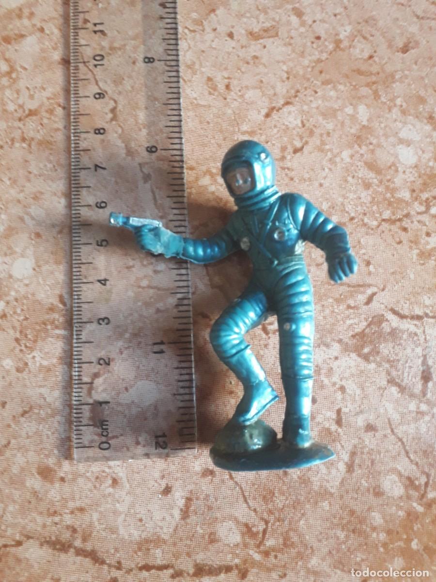 Figuras de goma y PVC: figura antigua de astronauta - Foto 1