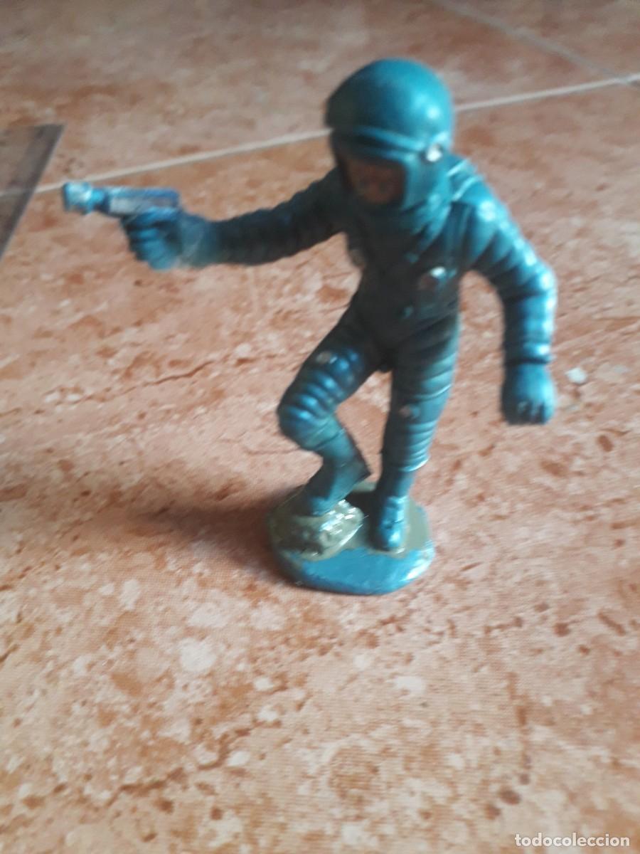 Figuras de goma y PVC: figura antigua de astronauta - Foto 2