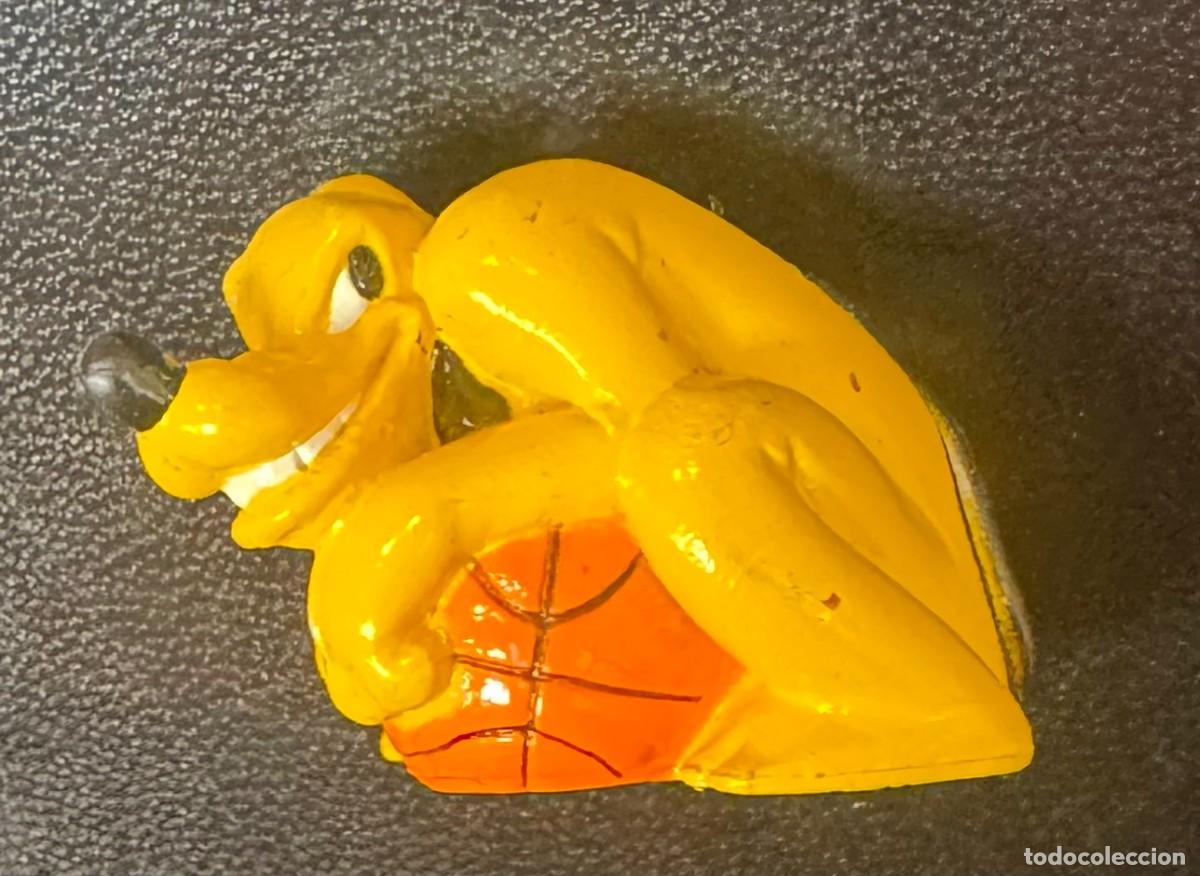 Figuras de goma y PVC: FIGURA DISNEY PLUTO BALONCESTO - Foto 1