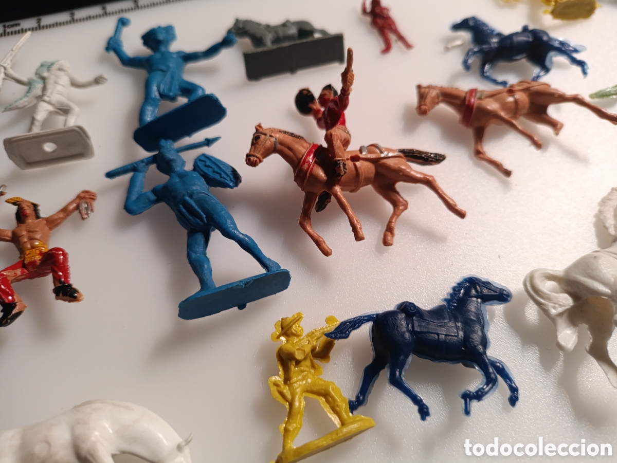 Figuras de goma y PVC: Lote 26 figuras antiguas Indios y Vaqueros - Foto 2