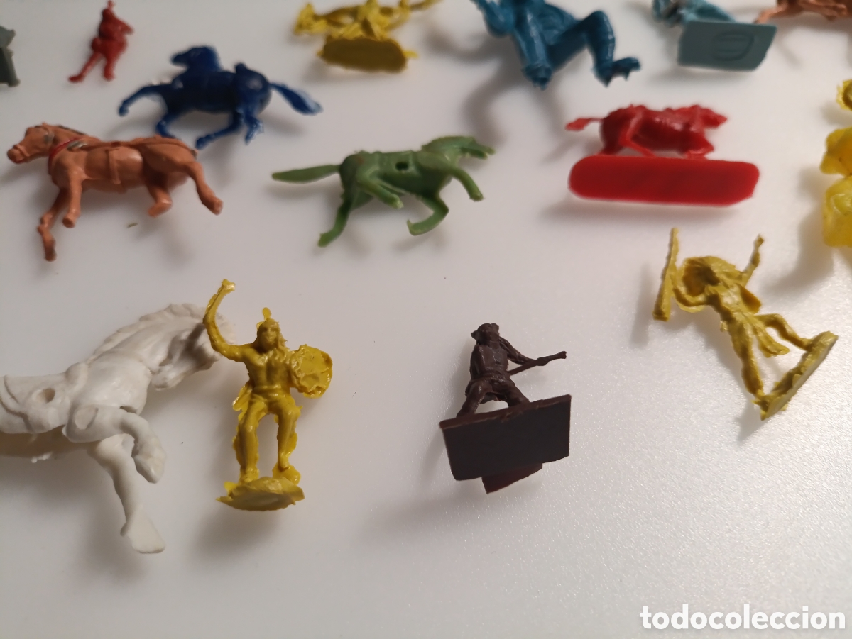 Figuras de goma y PVC: Lote 26 figuras antiguas Indios y Vaqueros - Foto 3