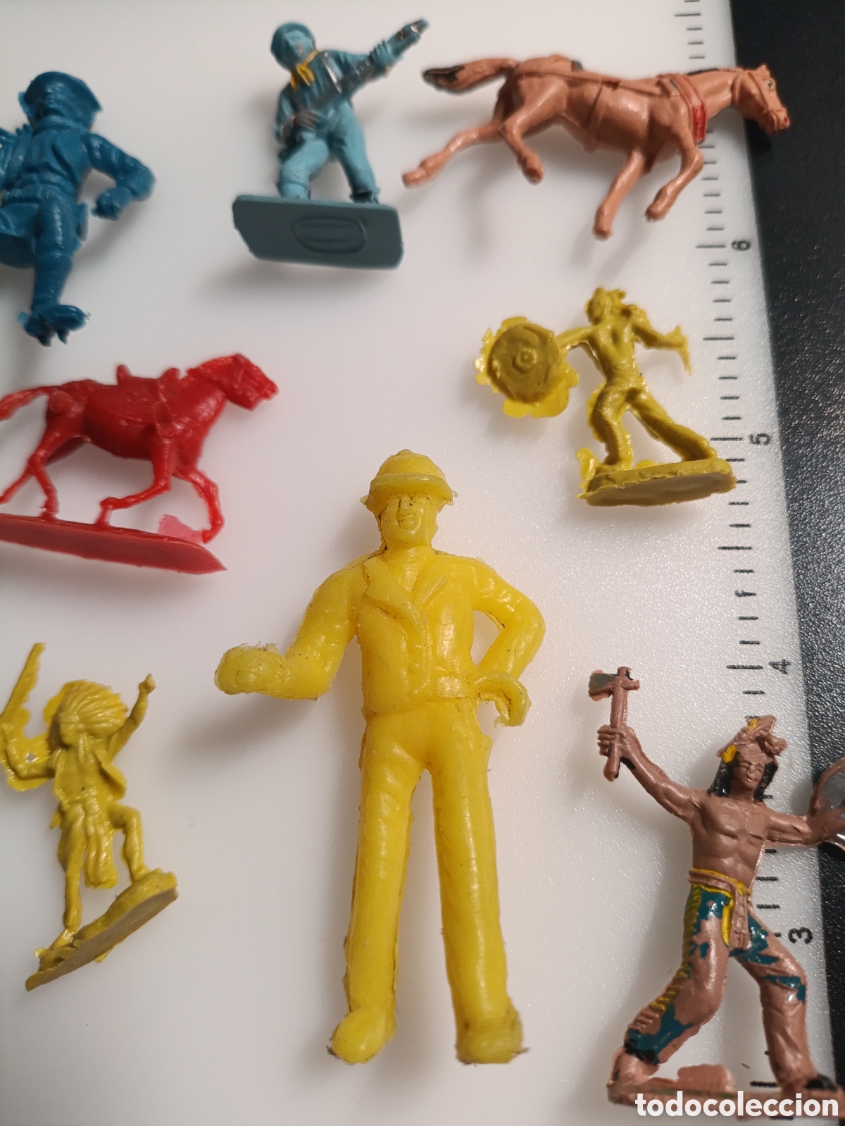 Figuras de goma y PVC: Lote 26 figuras antiguas Indios y Vaqueros - Foto 4
