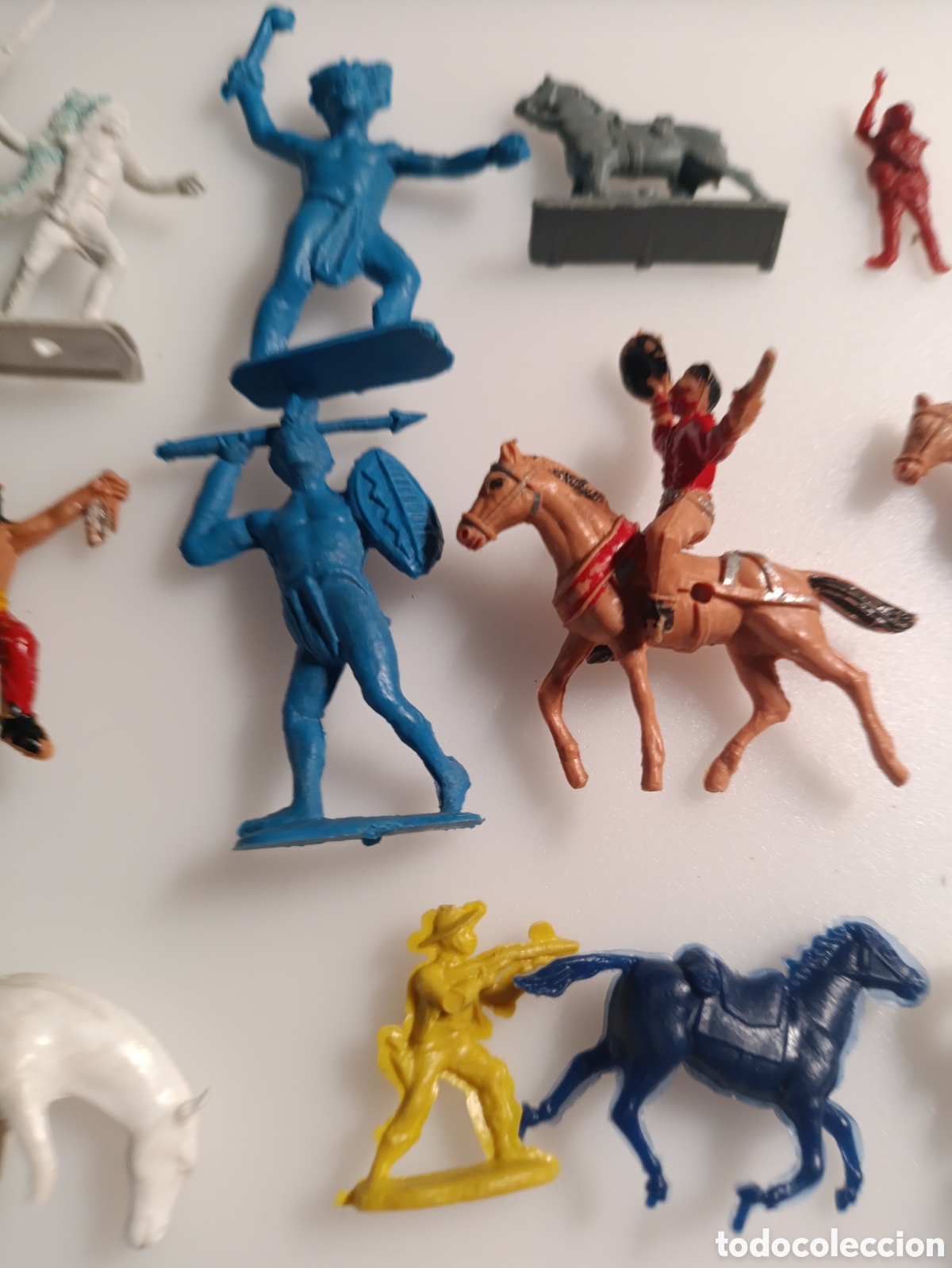 Figuras de goma y PVC: Lote 26 figuras antiguas Indios y Vaqueros - Foto 5