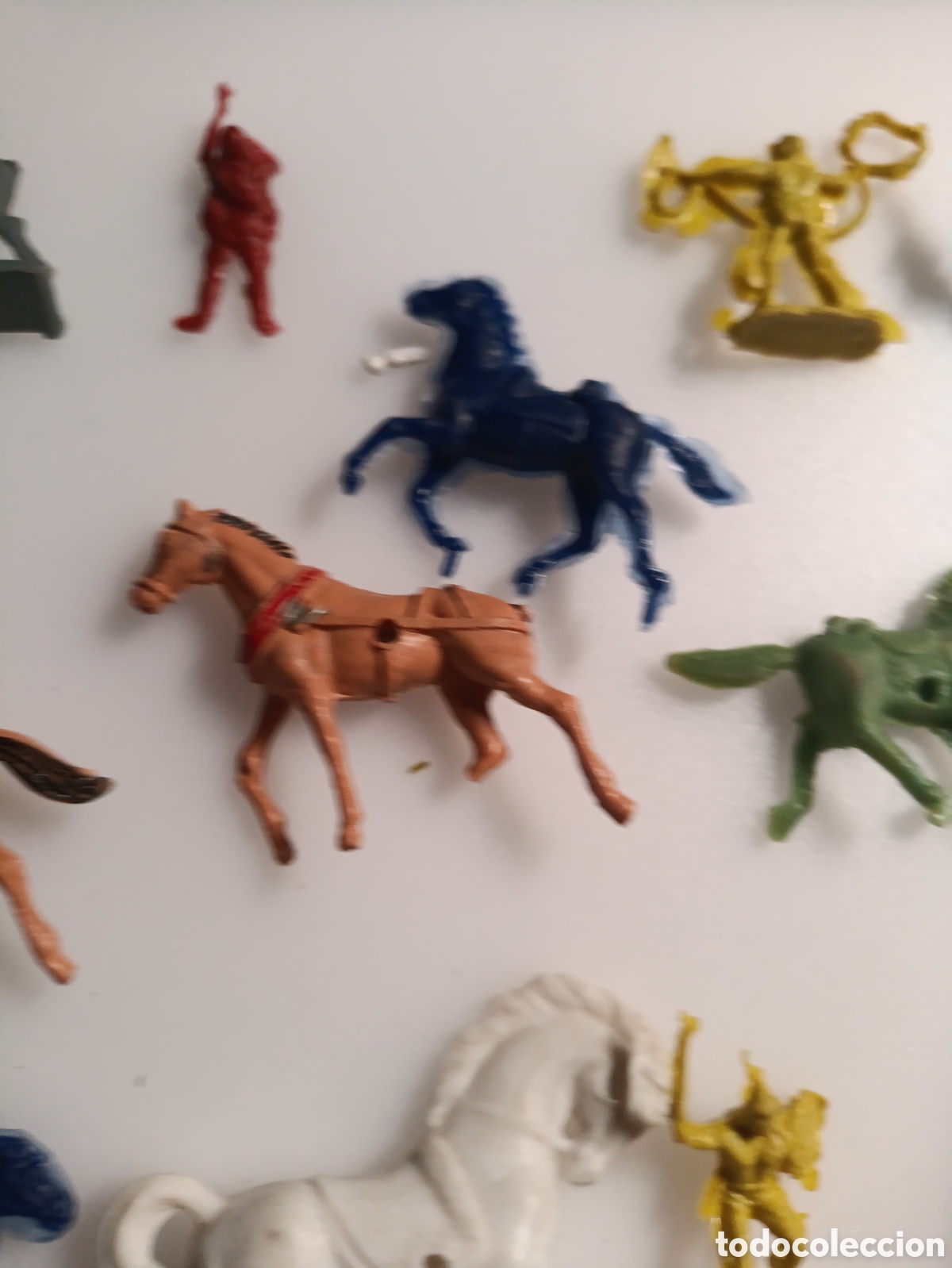 Figuras de goma y PVC: Lote 26 figuras antiguas Indios y Vaqueros - Foto 6
