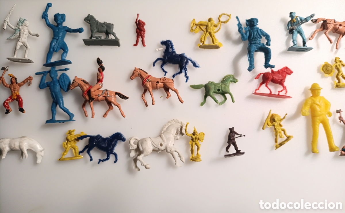 Figuras de goma y PVC: Lote 26 figuras antiguas Indios y Vaqueros - Foto 1