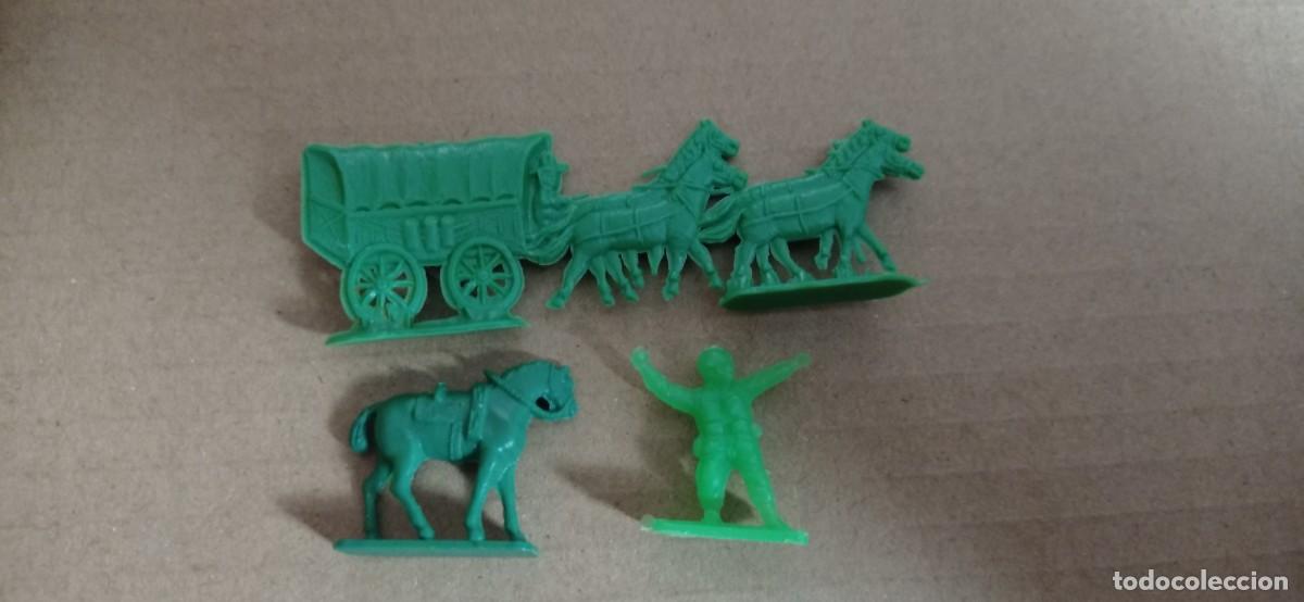 Figuras de goma y PVC: accesorios montaplex ( carreta,...) - Foto 1