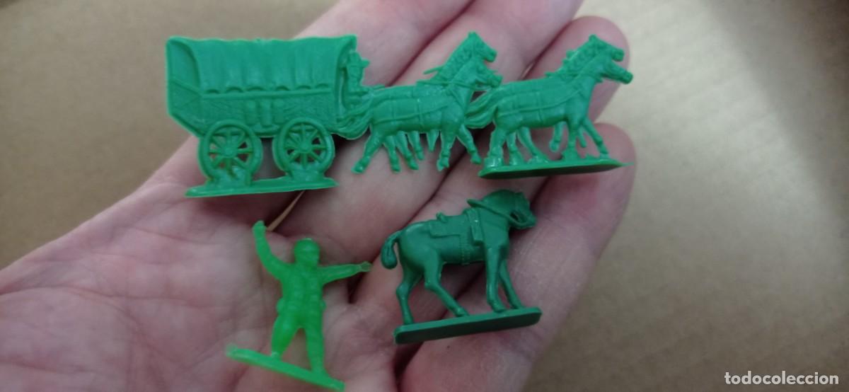 Figuras de goma y PVC: accesorios montaplex ( carreta,...) - Foto 2