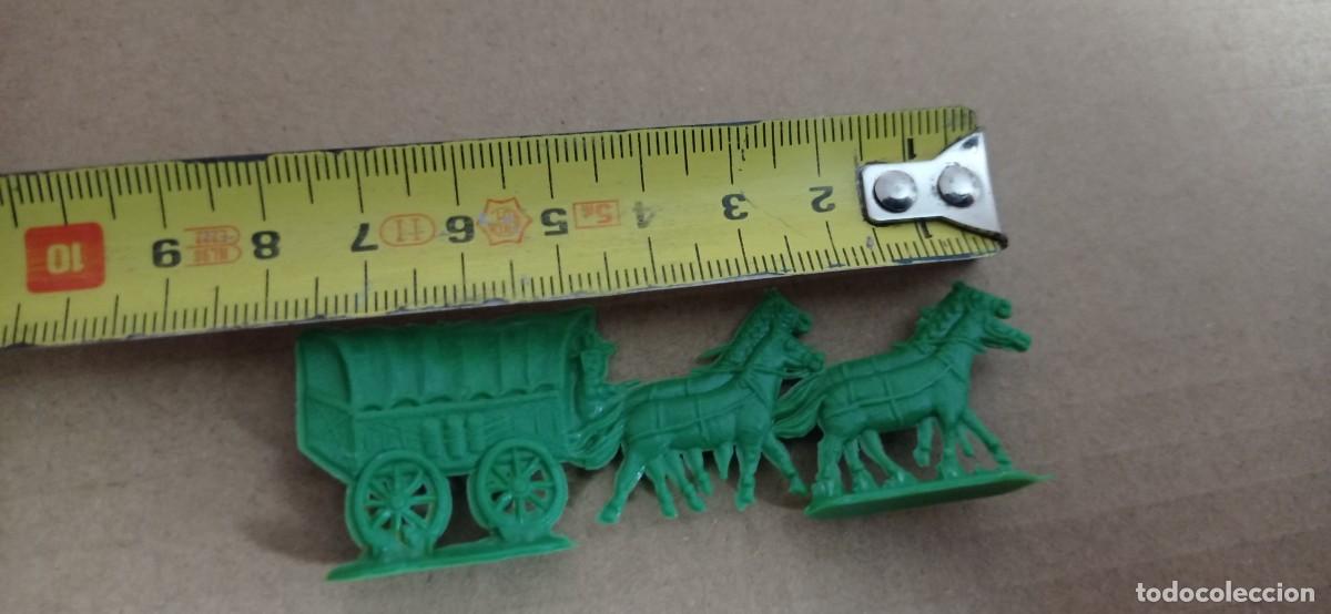 Figuras de goma y PVC: accesorios montaplex ( carreta,...) - Foto 3