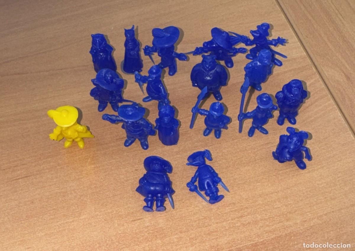 Rubber and PVC Figures: 18 Figuras AZUL COLECCION COMPLETA DARTACAN y LOS MOSQUEPERROS DUNKIN PHOSKITOS A&Ntilde;OS 80
