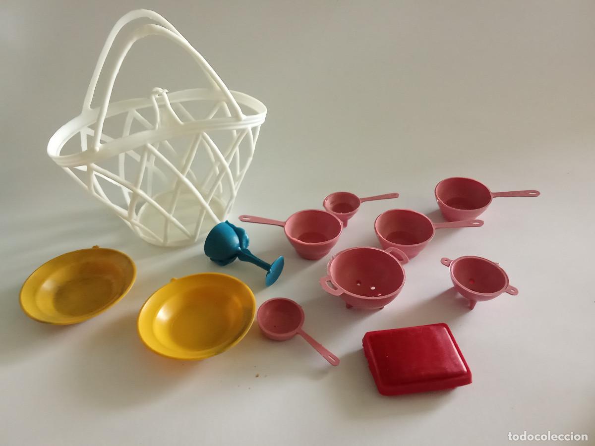 Figuras de Borracha e PVC: Cesta con cacharritos sobres sorpresa kiosko a&ntilde;os 70