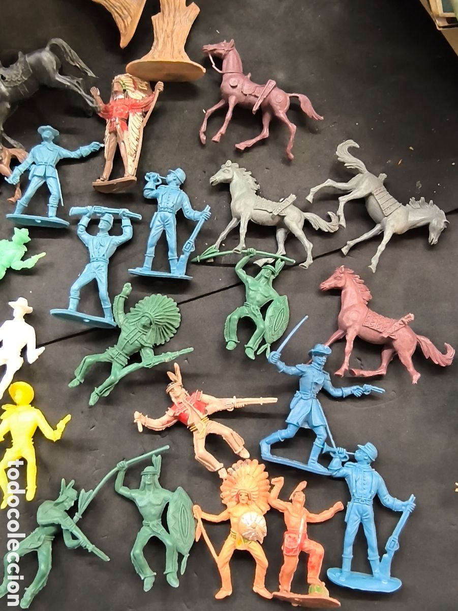 Figuras de goma y PVC: Lote 36 figuras, indios y vaqueros comansi... - Foto 2