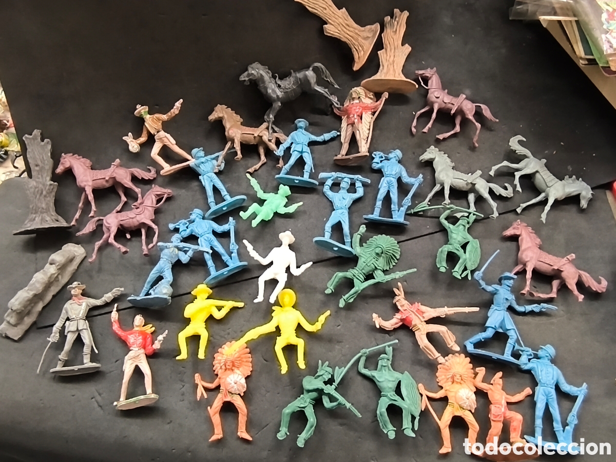 Figuras de goma y PVC: Lote 36 figuras, indios y vaqueros comansi... - Foto 1