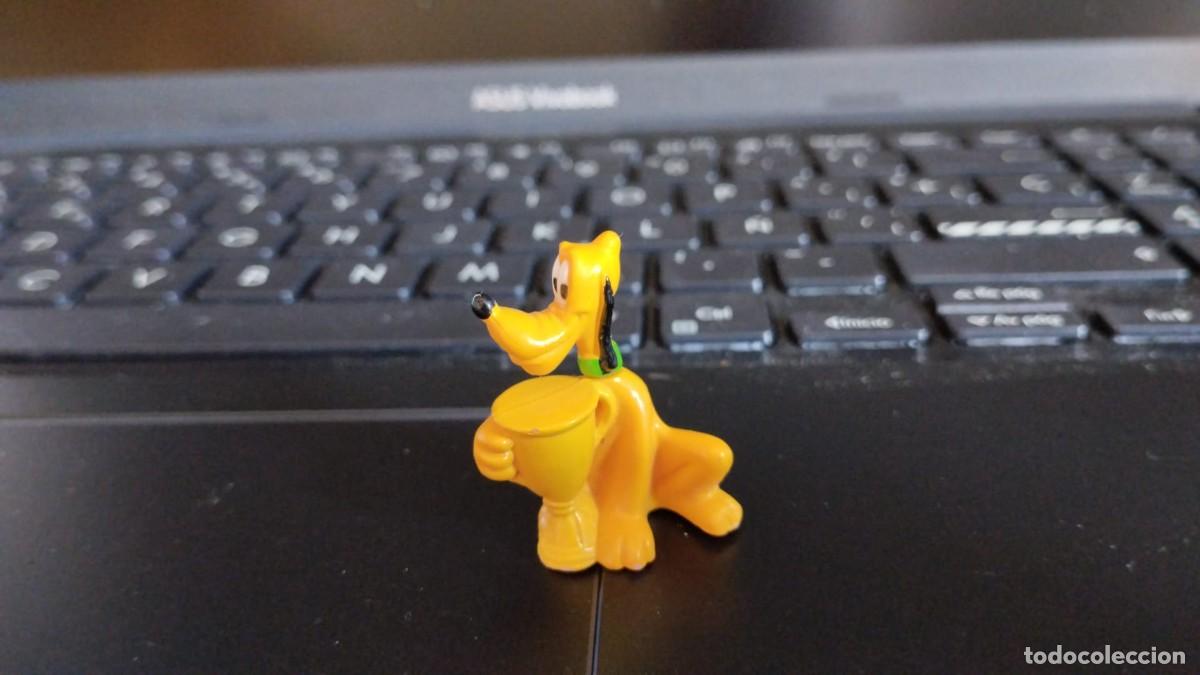 Figuras de goma Kinder: Figura Kinder Pluto con copa - Foto 1