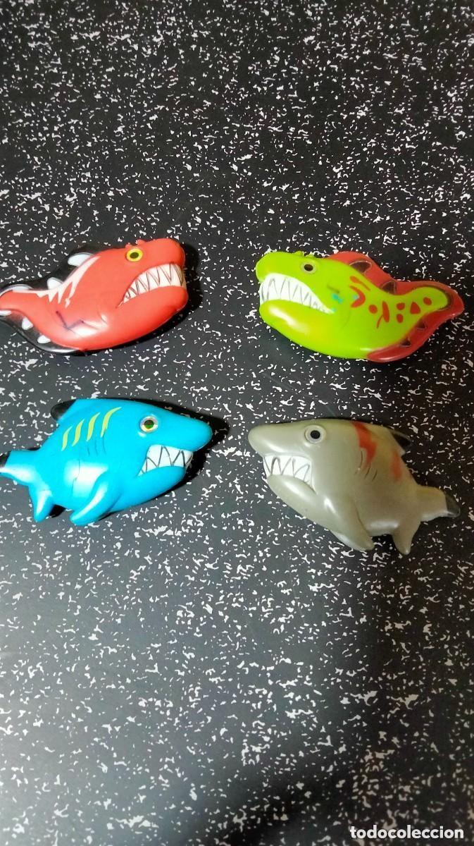 Figuras de goma y PVC: CUATRO TIBURONES DE GOMA - Foto 1
