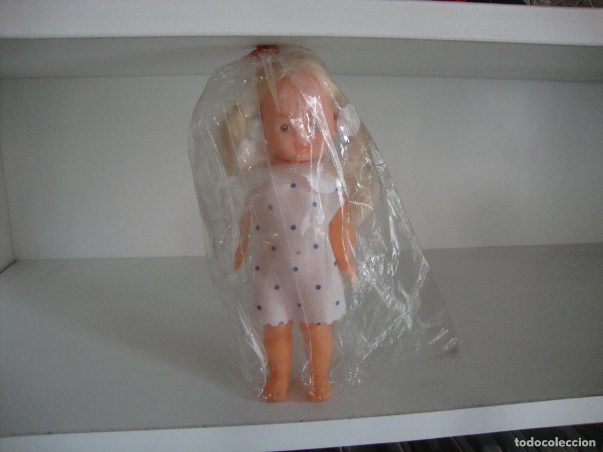 Figure di Gomma e PVC: MU&Ntilde;ECA QUIOSCO PLASTICO GOMA ALTURA 14 CM APROX. CON BERMUDAS PANTALON CORTO