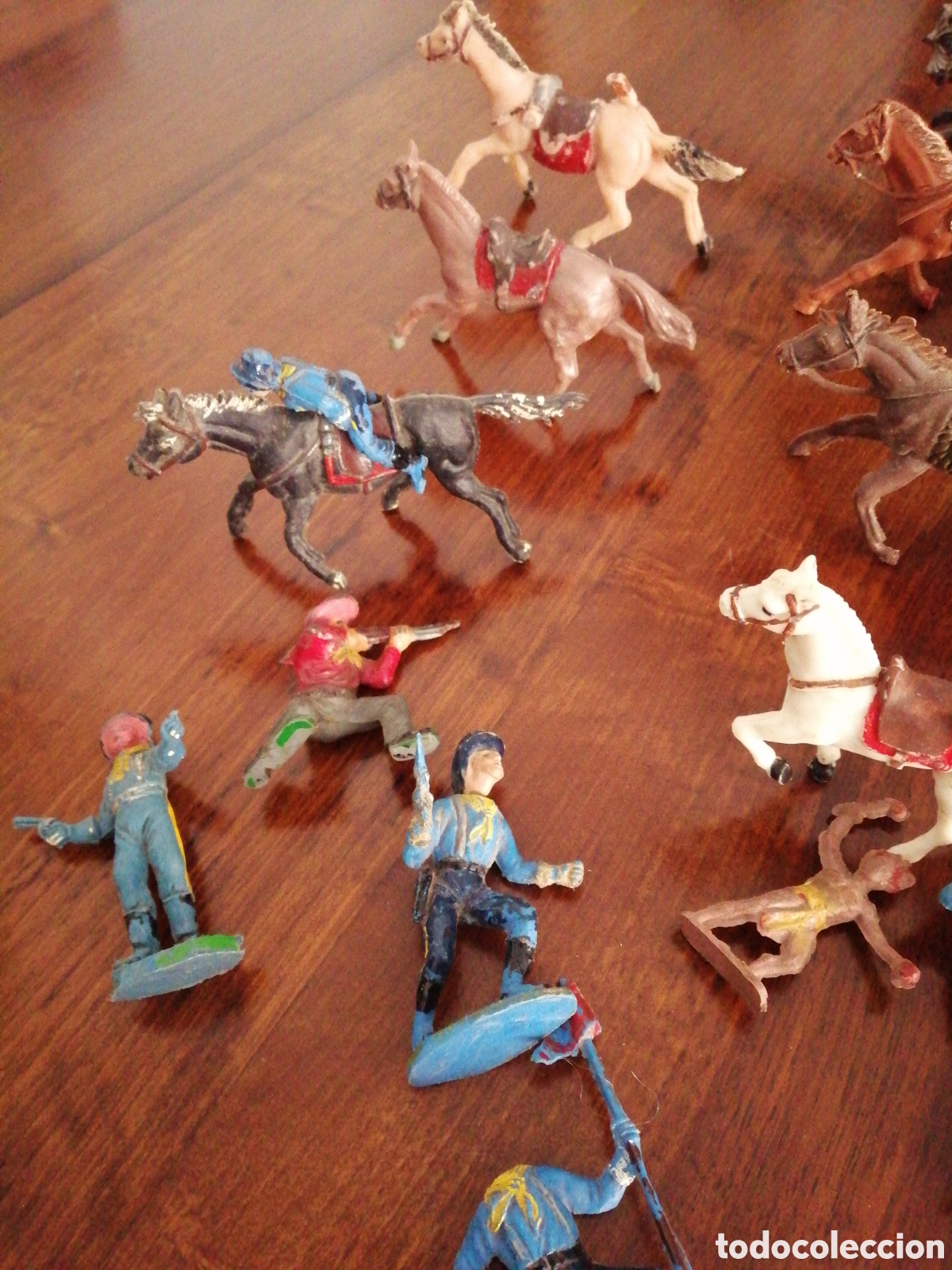 Figuras de goma y PVC: Lote de soldados, indios, caballos - Foto 2