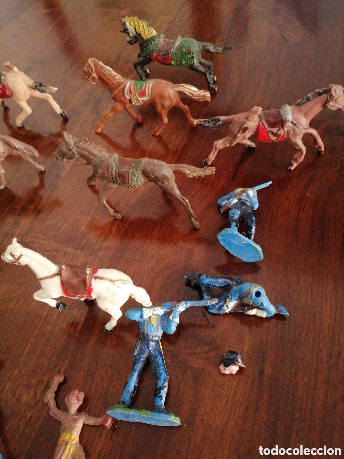 Figuras de goma y PVC: Lote de soldados, indios, caballos - Foto 3