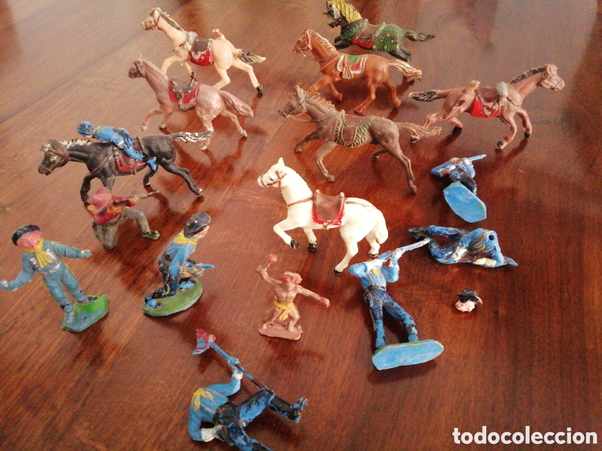 Figuras de goma y PVC: Lote de soldados, indios, caballos - Foto 1