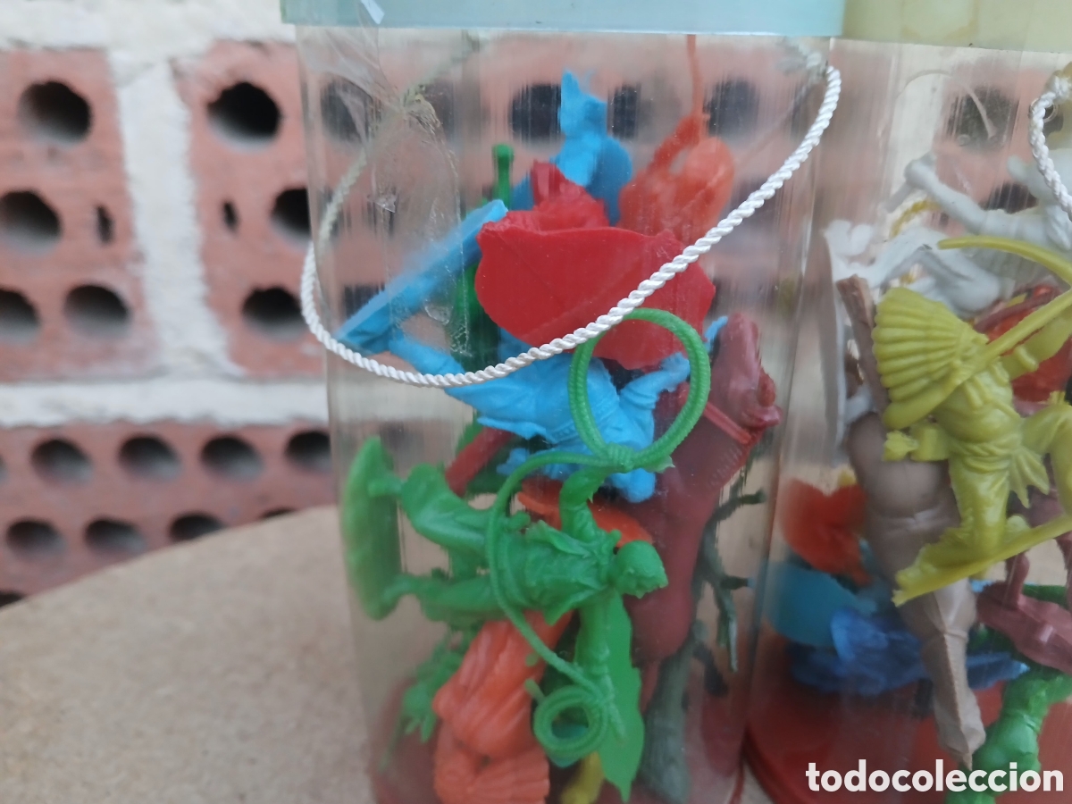 Figuras de goma y PVC: DOS BOTES SIN ABRIR INDIOS Y VAQUEROS DE GOMARSA. - Foto 2