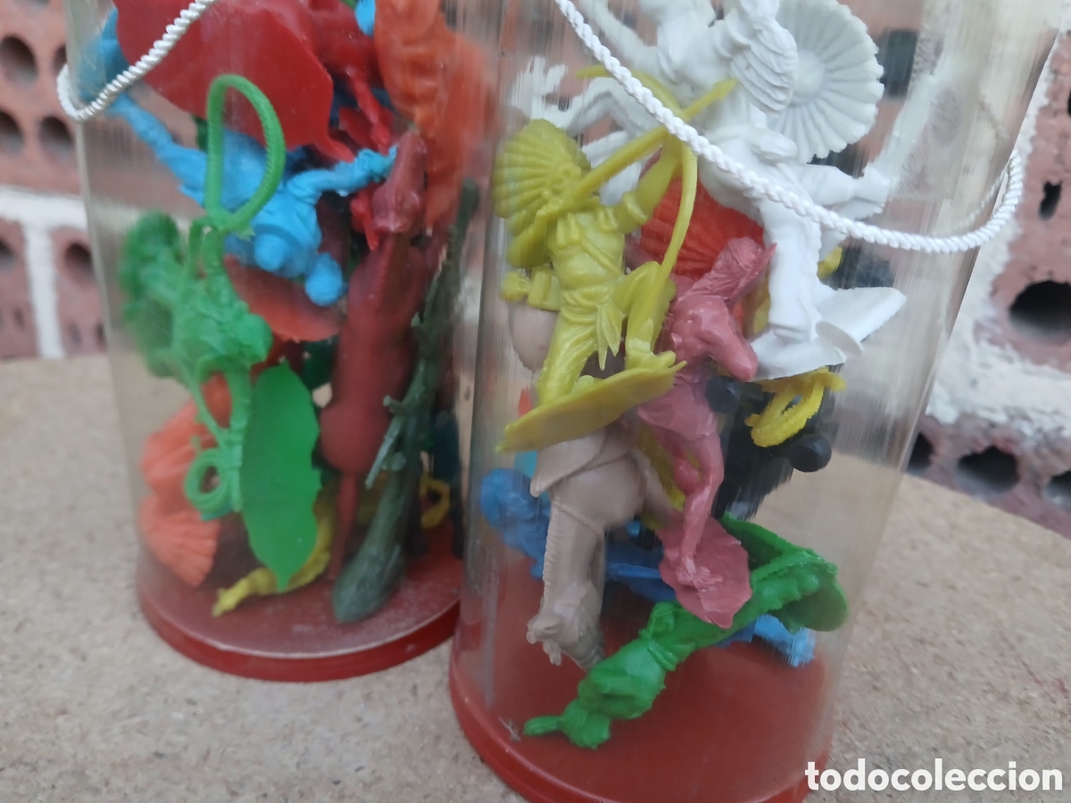 Figuras de goma y PVC: DOS BOTES SIN ABRIR INDIOS Y VAQUEROS DE GOMARSA. - Foto 3